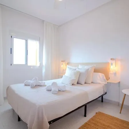 En Con Piscina Y A 100 Metros De La Playa Торевьиа